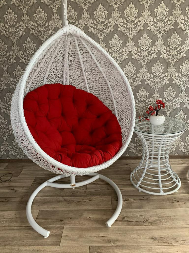 Подвесное кресло Капля ПРЕМИУМ цвет белый с красной подушкой и столик