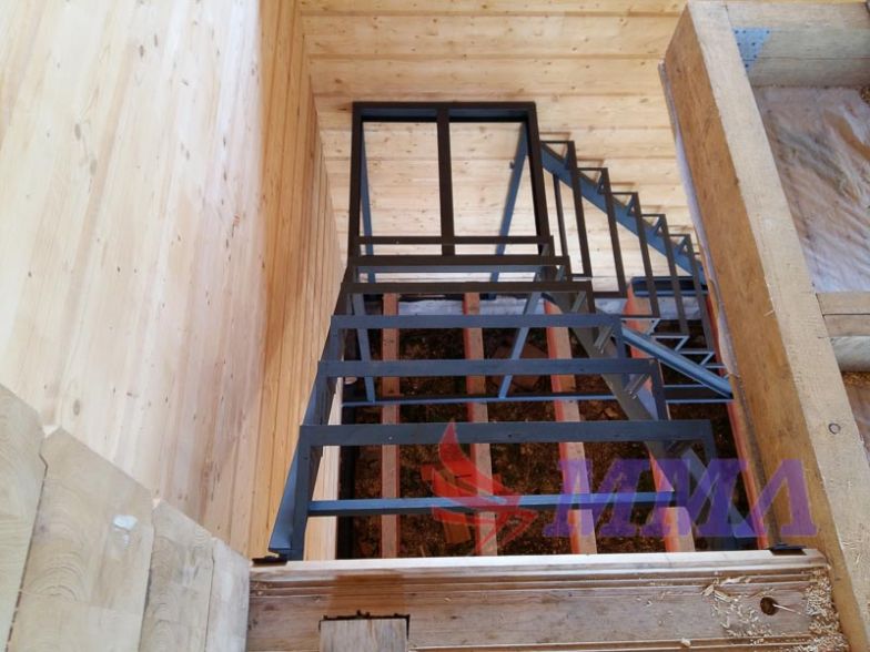 Лестница из швеллера со ступенями из уголка