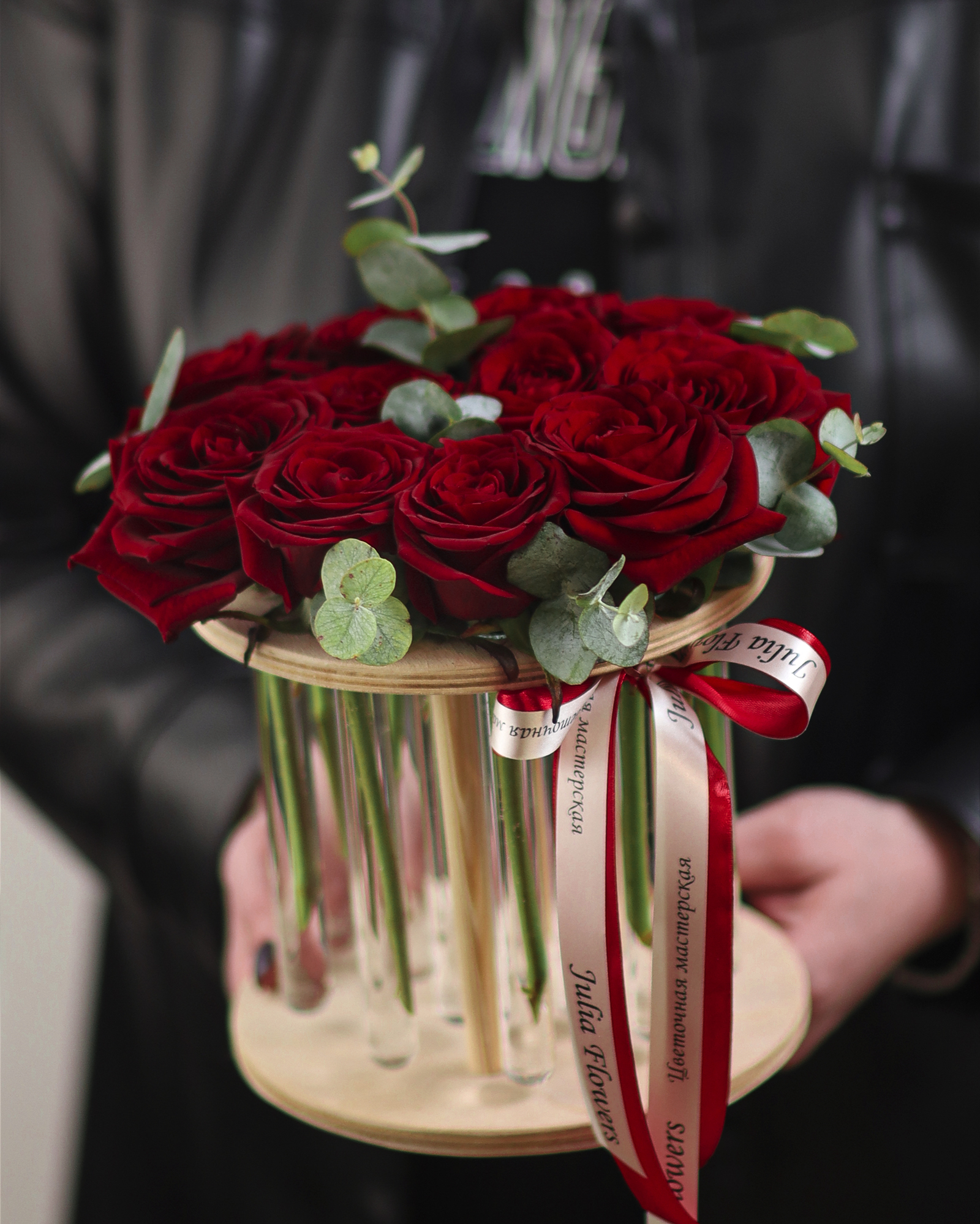 Цветы в колбе красные розы