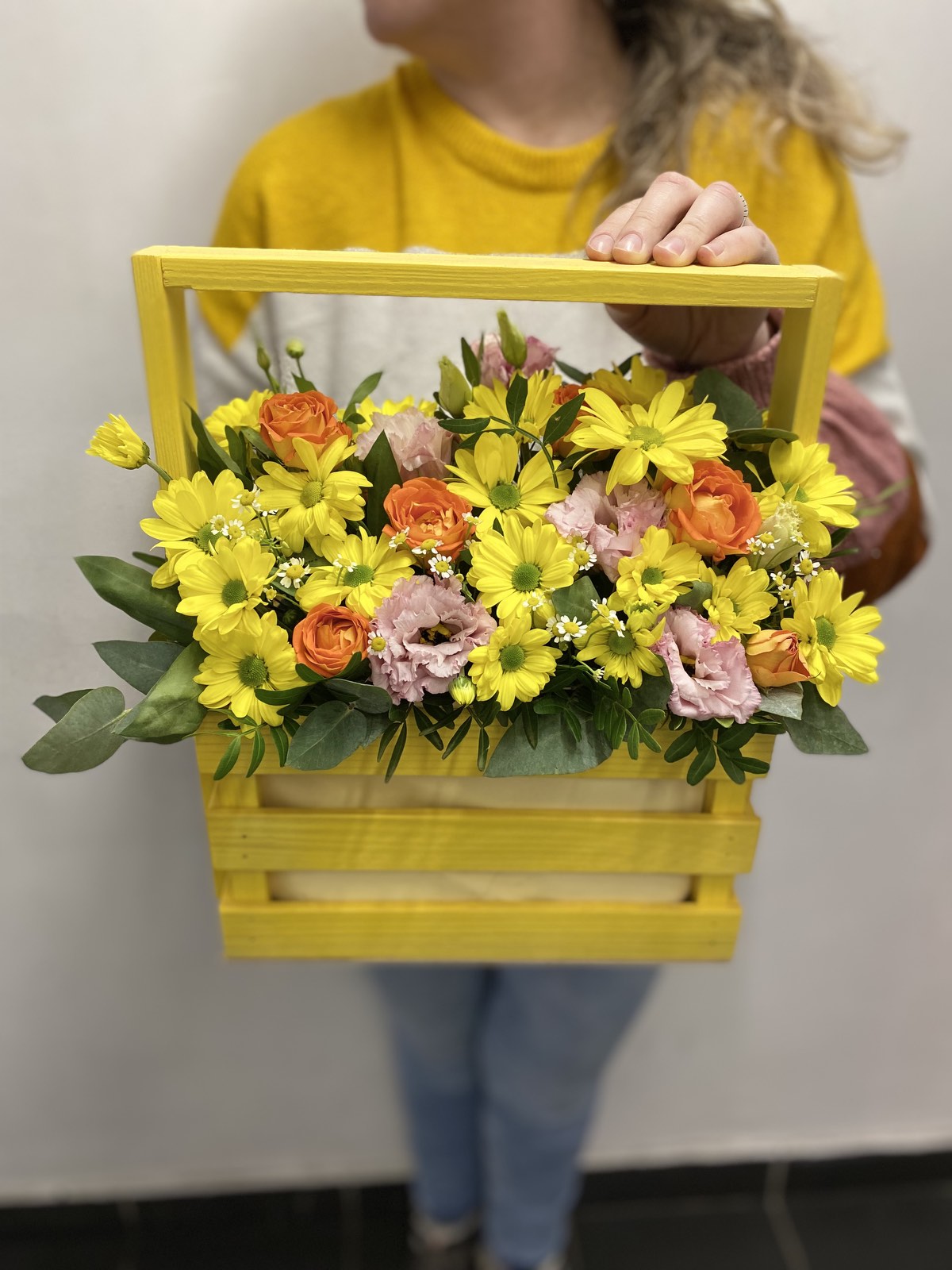 Жёлтый ящик с цветами
