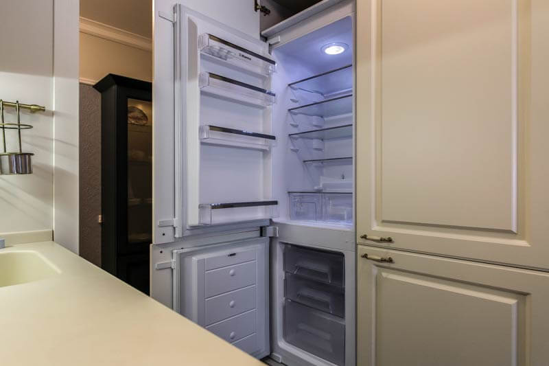 перенавешивание дверей холодильника