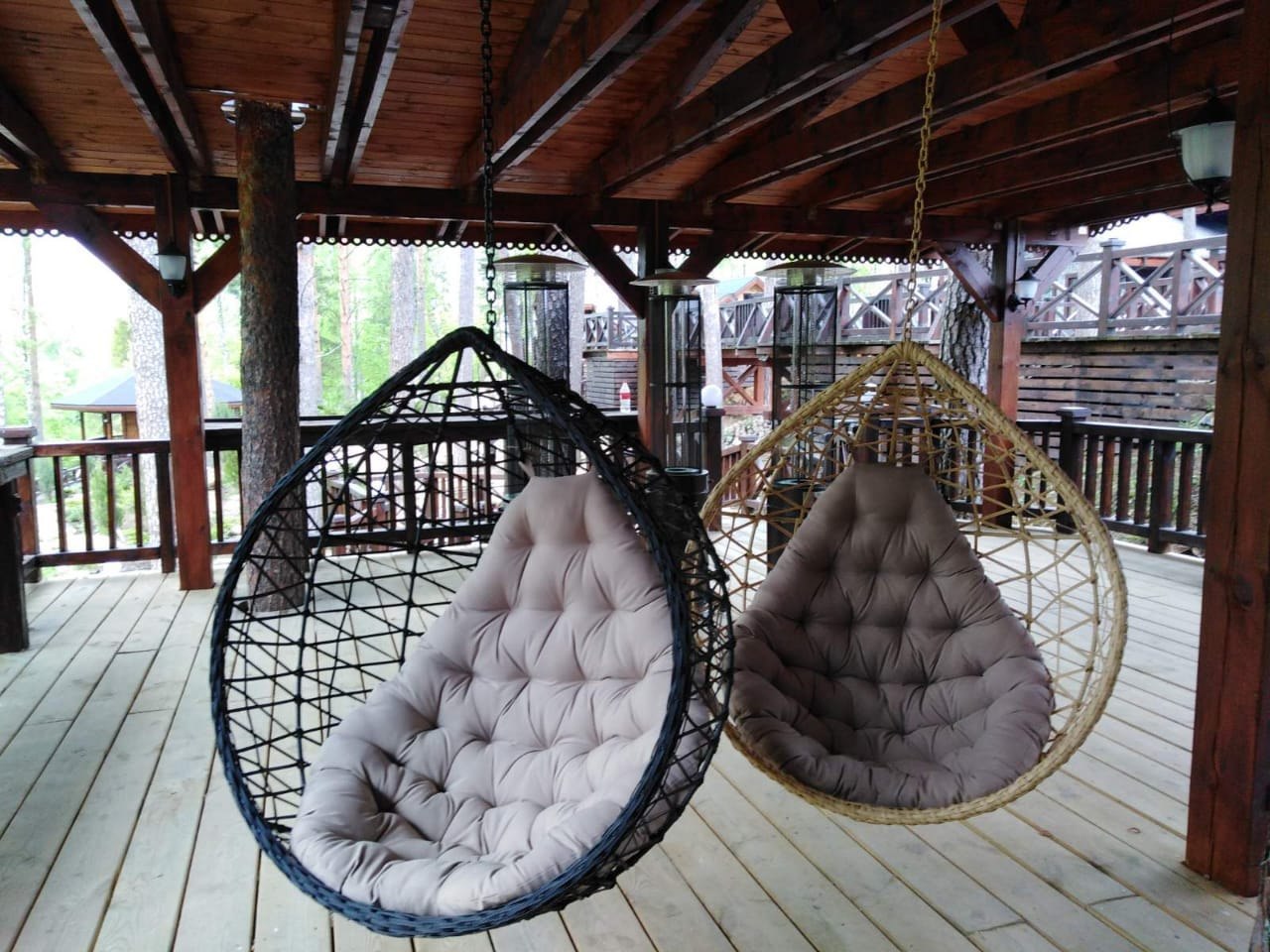 Подвесные кресла КАПЛЯ Линии цвета бежевый и серый с бежевыми подушками