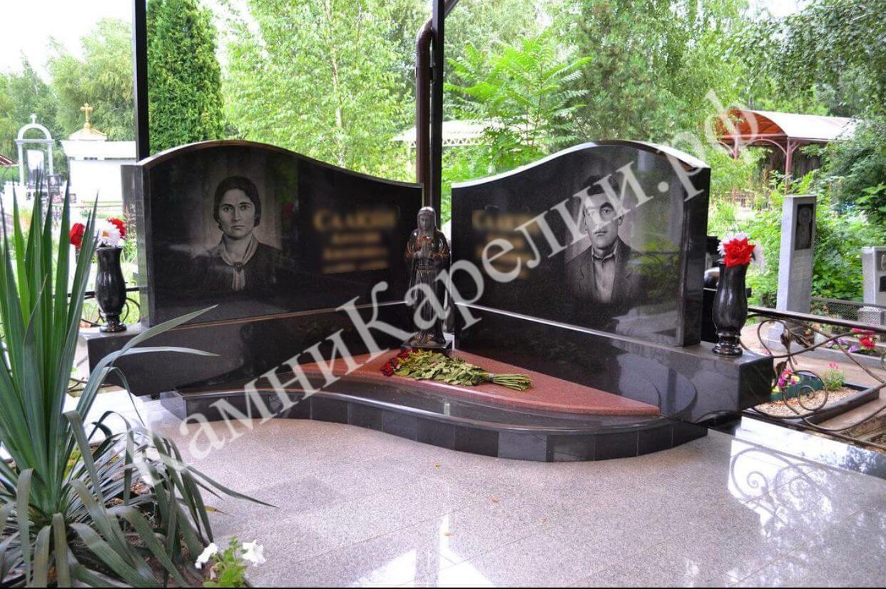 Комплекс гранитных памятников для двойного захоронения имеет постамент из белого мрамора, надгробия из комбинации Лезниковского красного гранита с чёрным габбро.