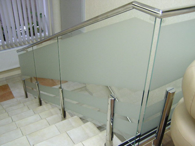 ограждение лестницы из стекла