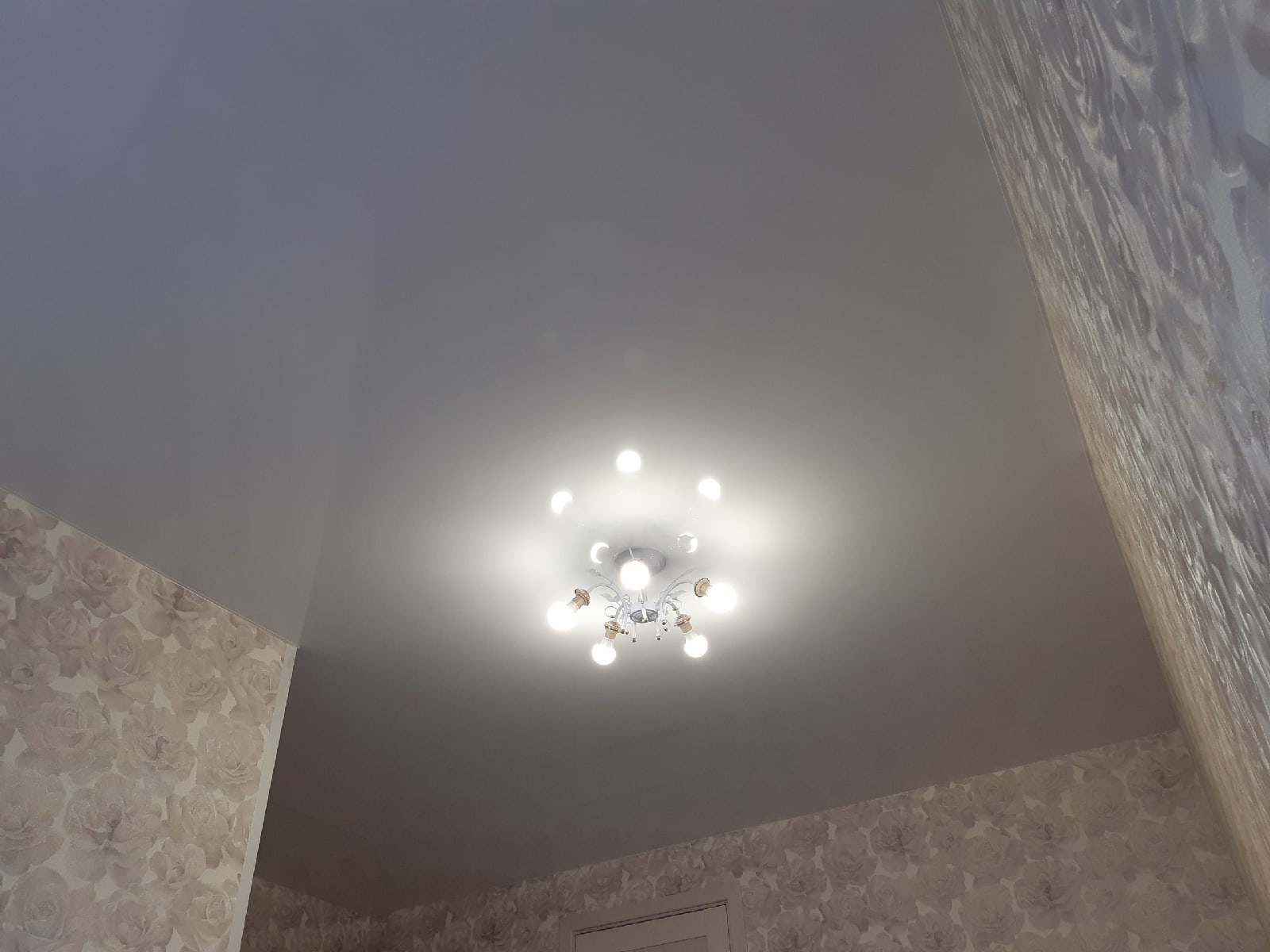 Глянцевый потолок в комнате фото Кострома