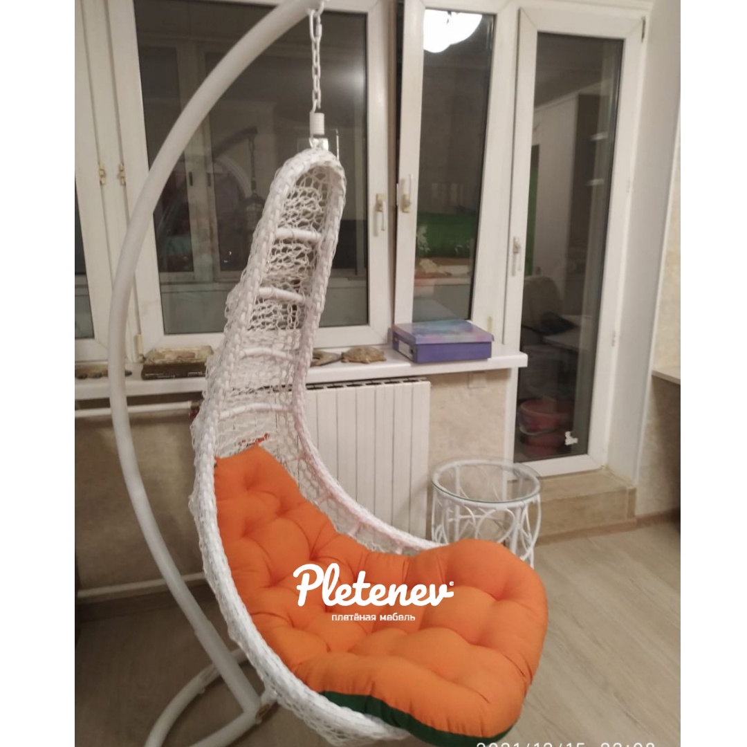 Подвесное кресло Лепесток ПРЕМИУМ вид в профиль цвет белый с оранжевыми подушками 