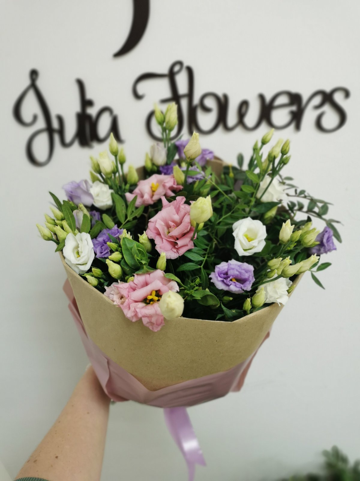 Нежный букет цветов с ромашками