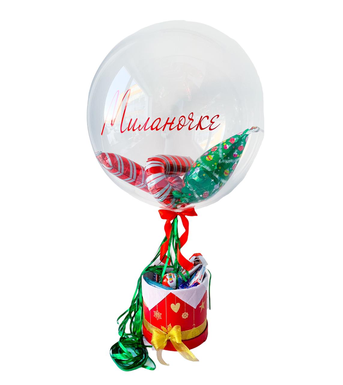 - Сладкий набор в тематической упаковке размера М
- Гелиевый шар Баблс с новогодними воздушными игрушками и именной подписью