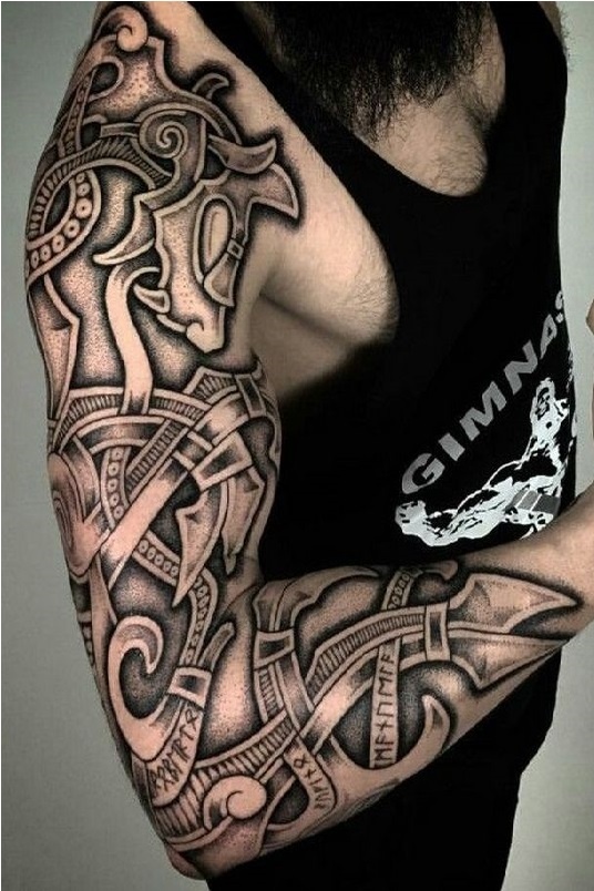 татуировка мужская на плече кельтика в Новосибирске