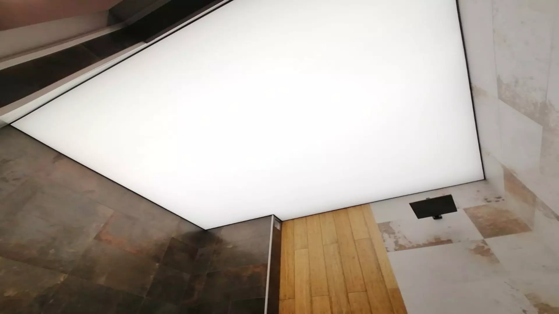 Производство и монтаж  натяжные потолки с подсветкой через полотно в Уфе