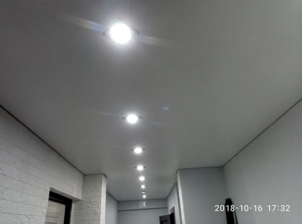 Белый матовый натяжной потолок в коридоре фото Кострома