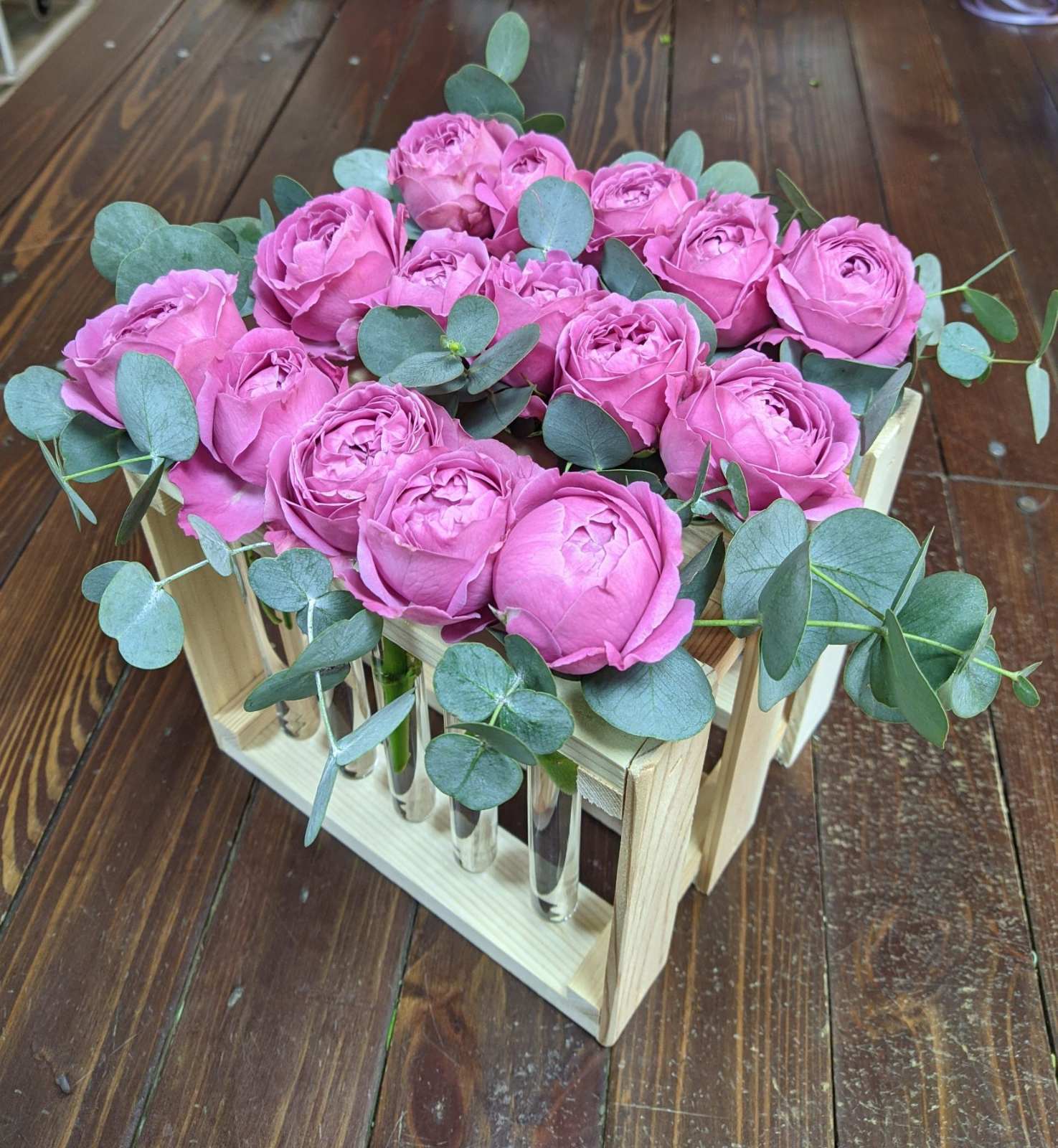 Розовые розы в колбе