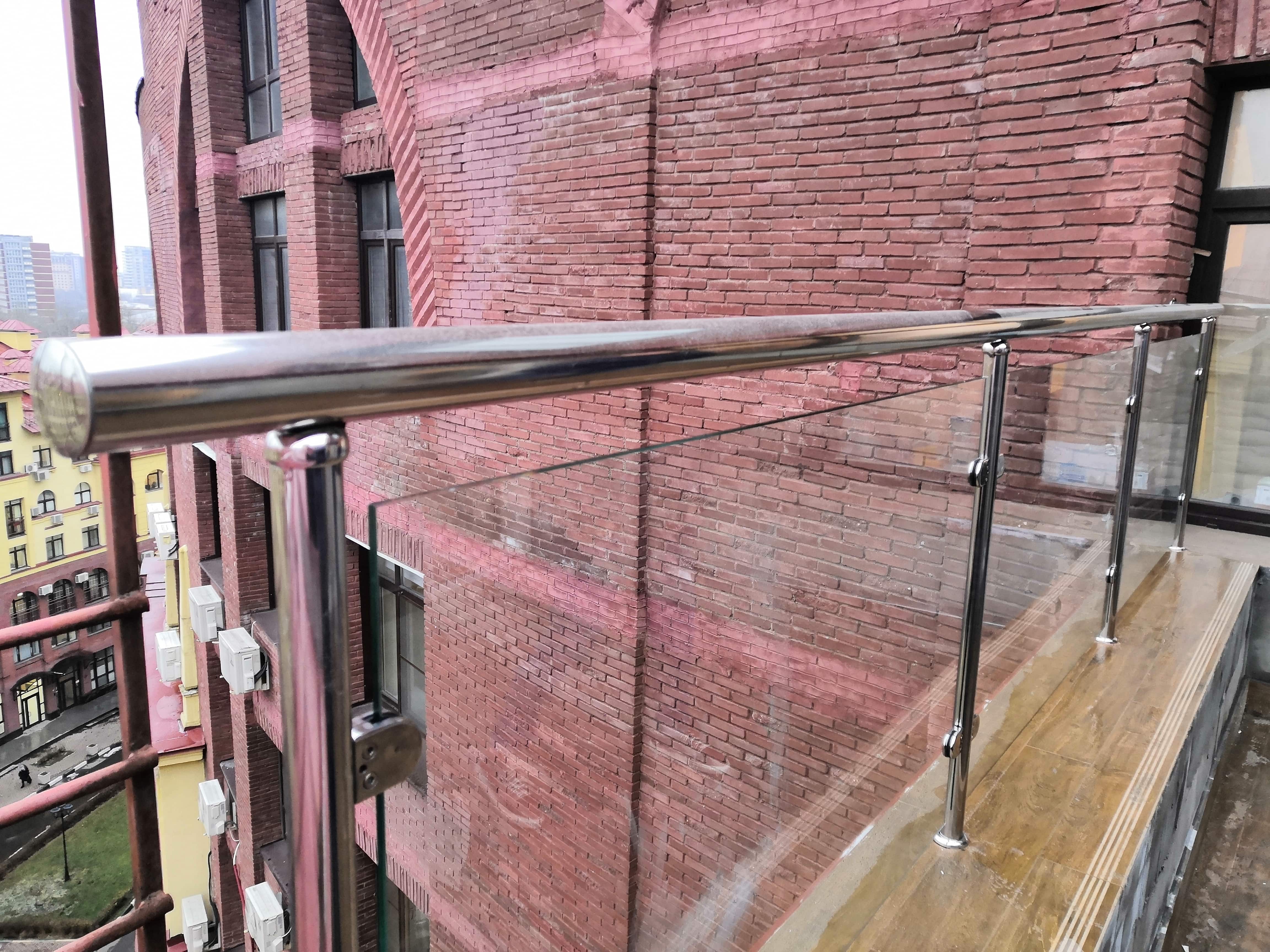 Стеклянные ограждения на стойках для балкона