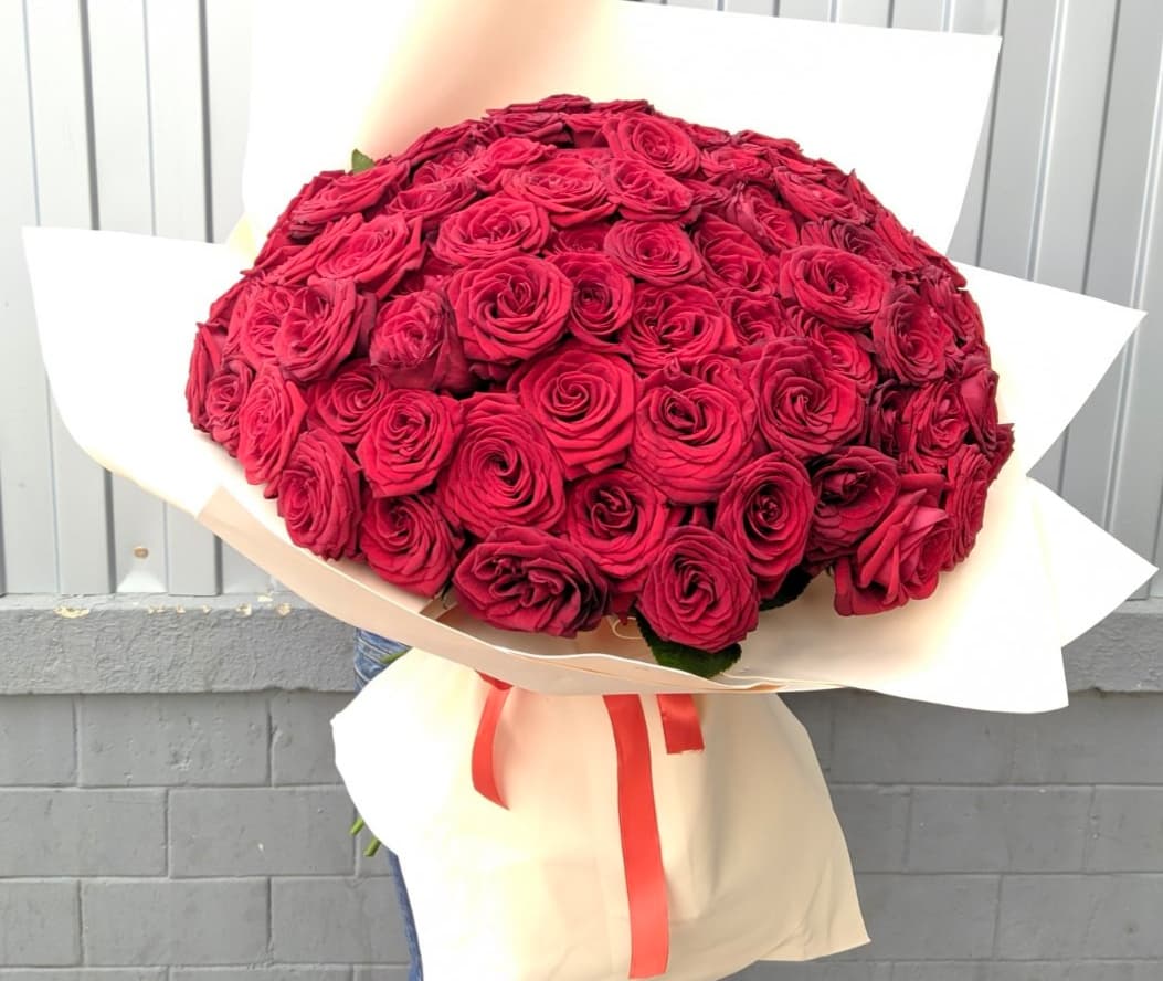 101 роза Ред Наоми 50 см