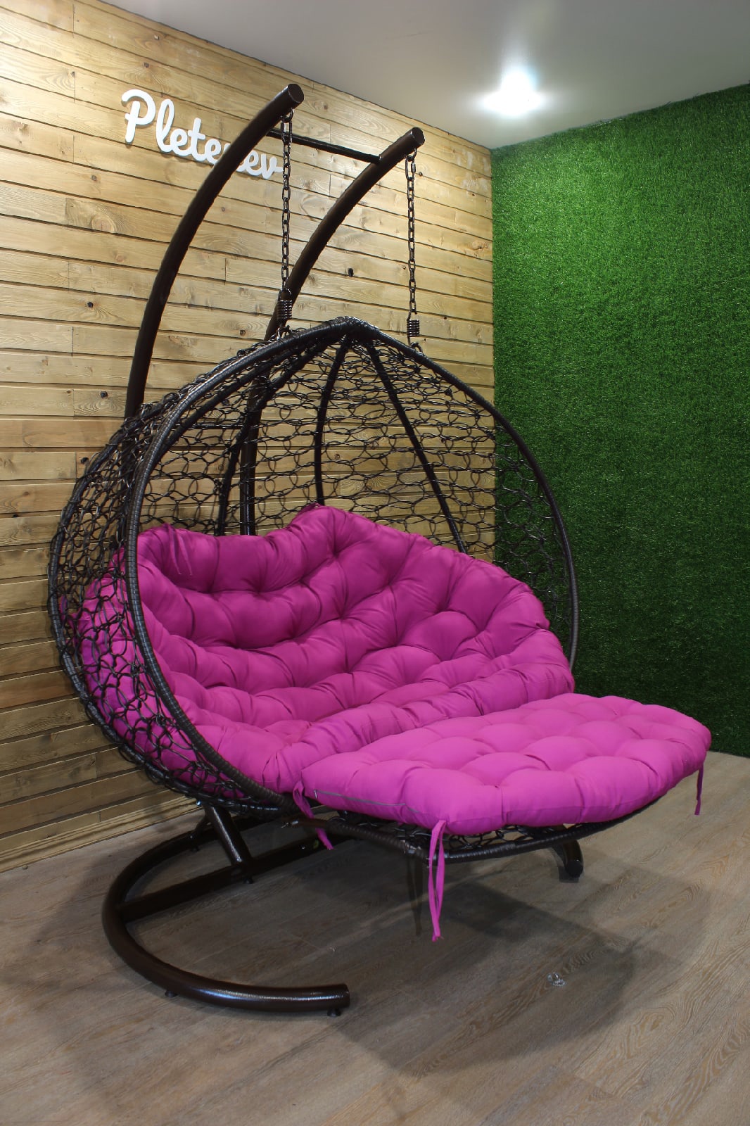 Подвесное двухместное кресло Реклайнер вид профиль цвет серый с розовыми подушками