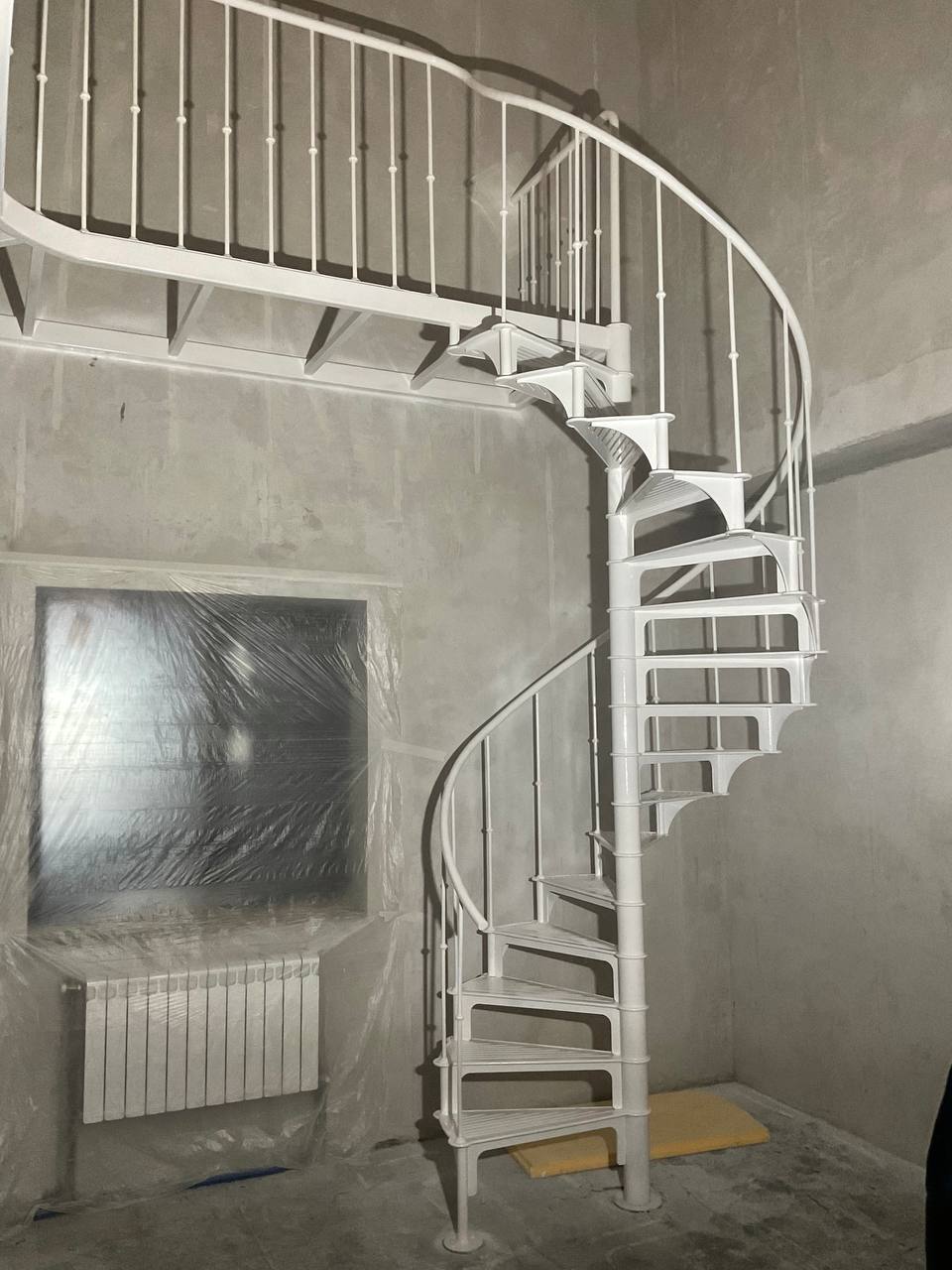 Винтовая лестница и небольшой антресольный этаж