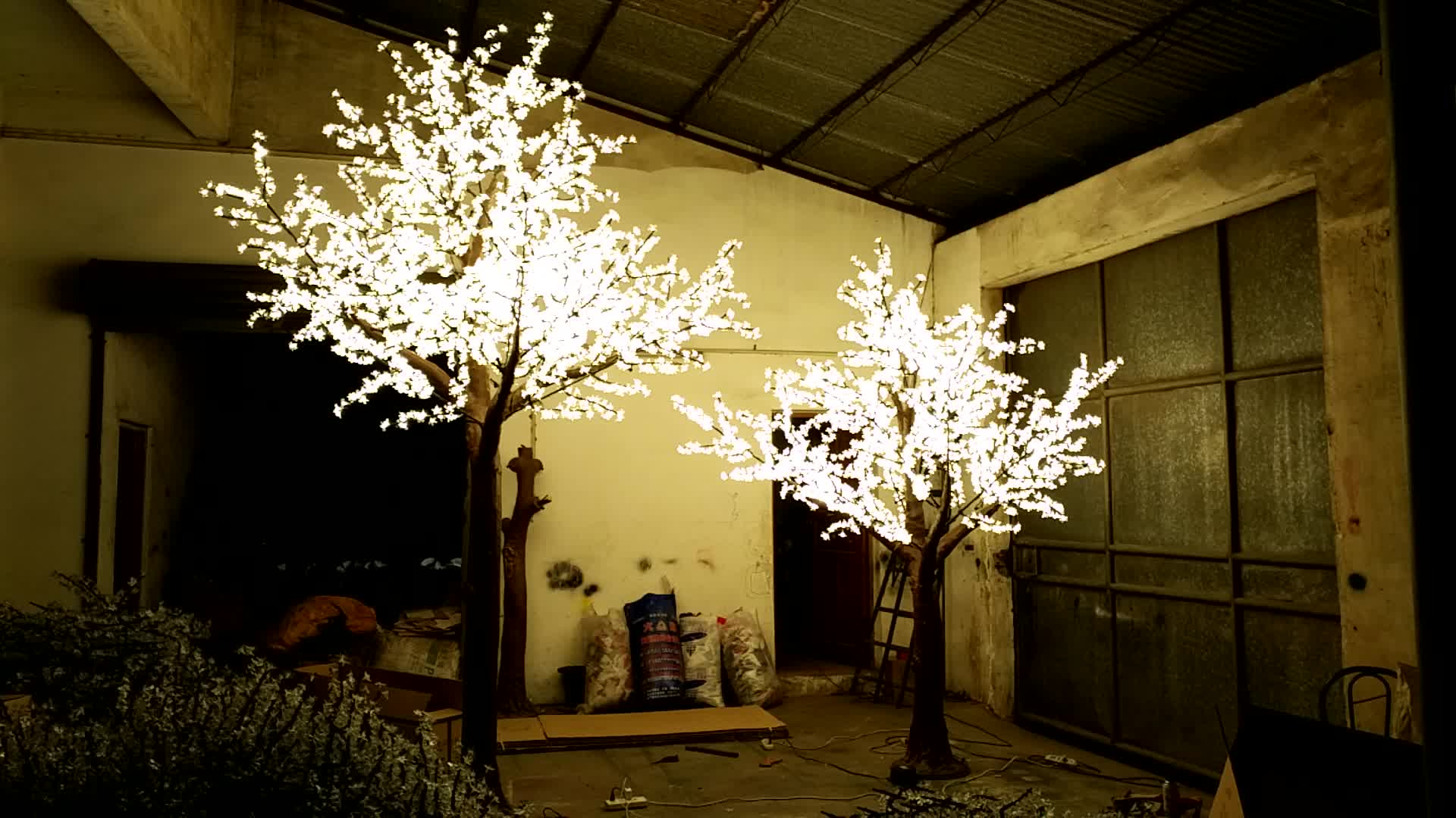 Светодиодные деревья внутри здания