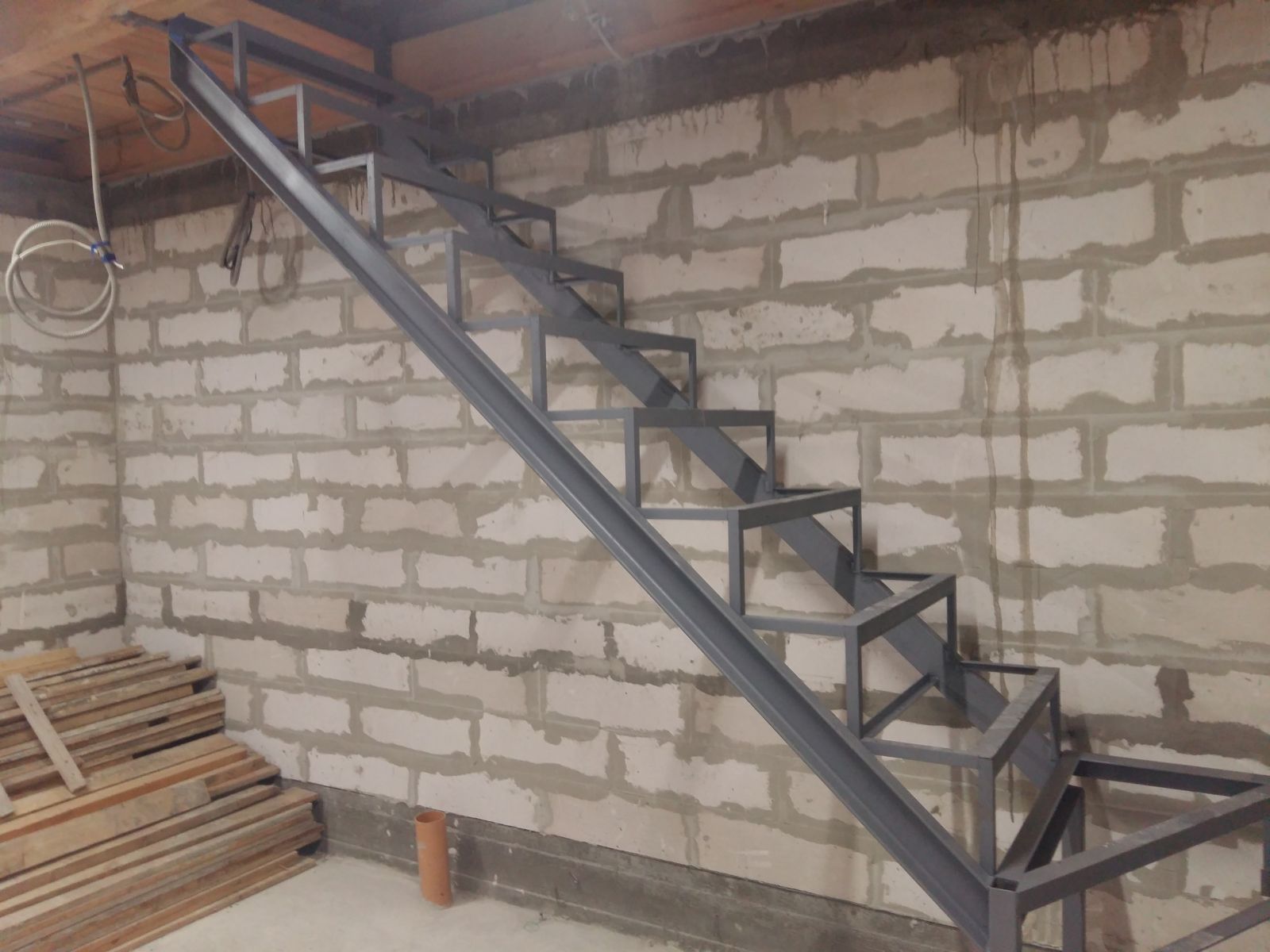 лестница в гараж, металлическая лестница, металлокаркас лестницы, 