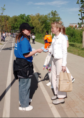 Раздача листовок на улице