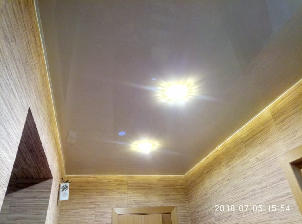 Глянцевый натяжной потолок в коридоре фото Кострома