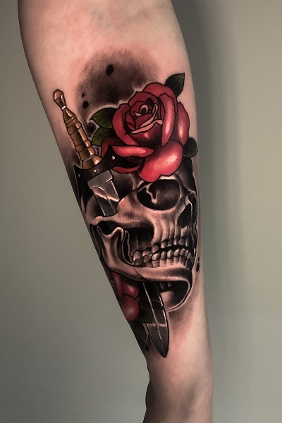татуировка череп с розой в Новосибирске
