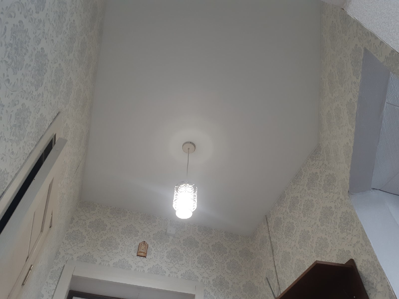 Белый матовый потолок в прихожей фото Кострома