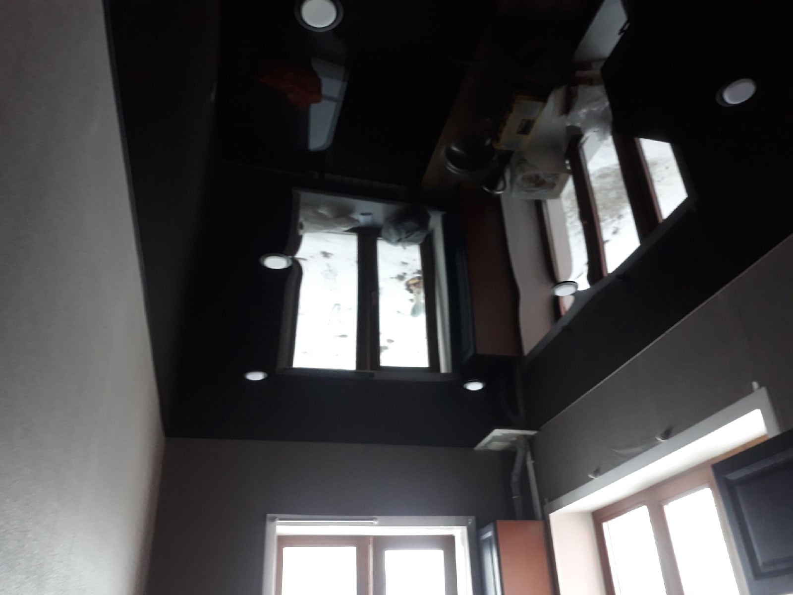 Черныйглянцевый натяжной потолок в кухне фото Кострома