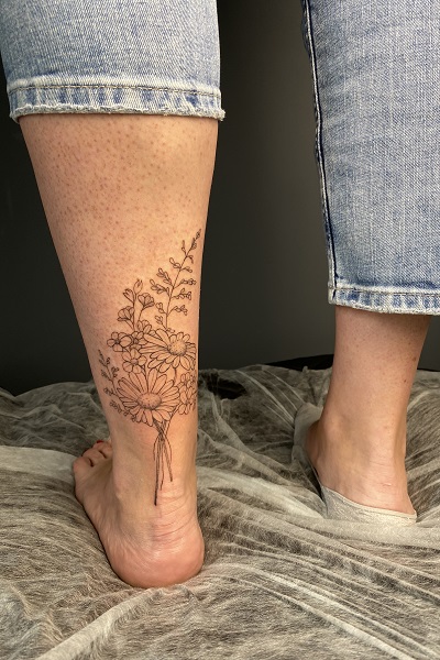татуировка цветы на ноге в НСК