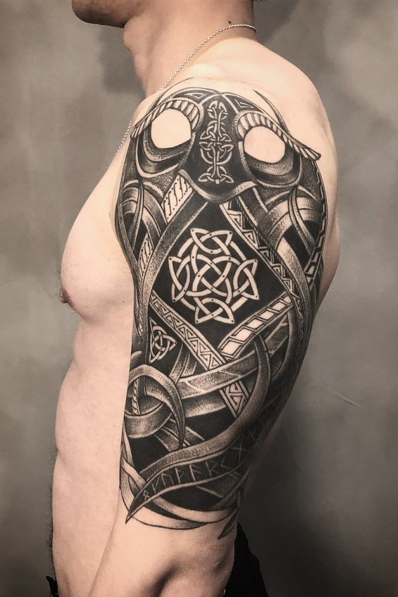 татуировка мужская на плече кельтика