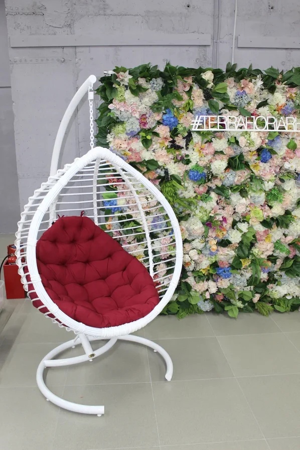 Подвесное кресло СУЛТАН цвет белый с бордовой подушкой и цветы