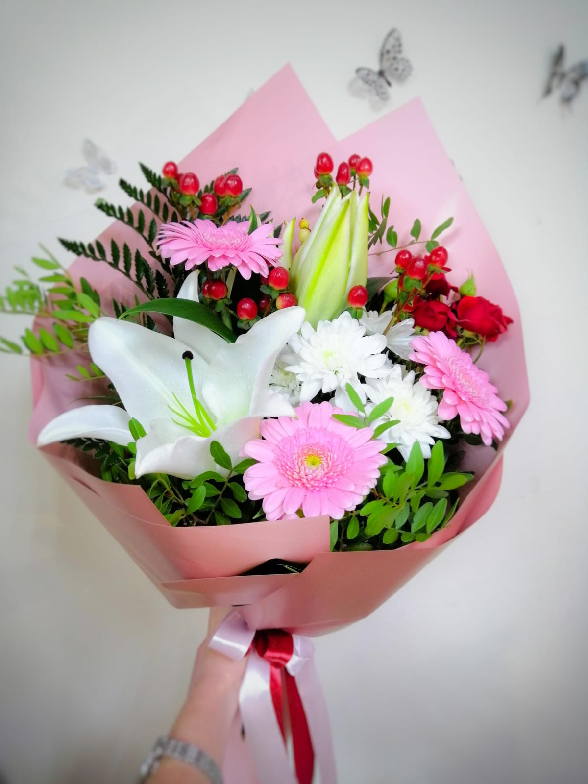 букет цветов - хризантема кустовая, роза, гвоздика кустовая, краспедий, гвоздика, рускус