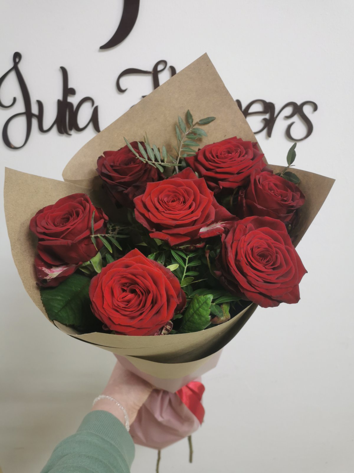 Крафтовый букет с красными розами