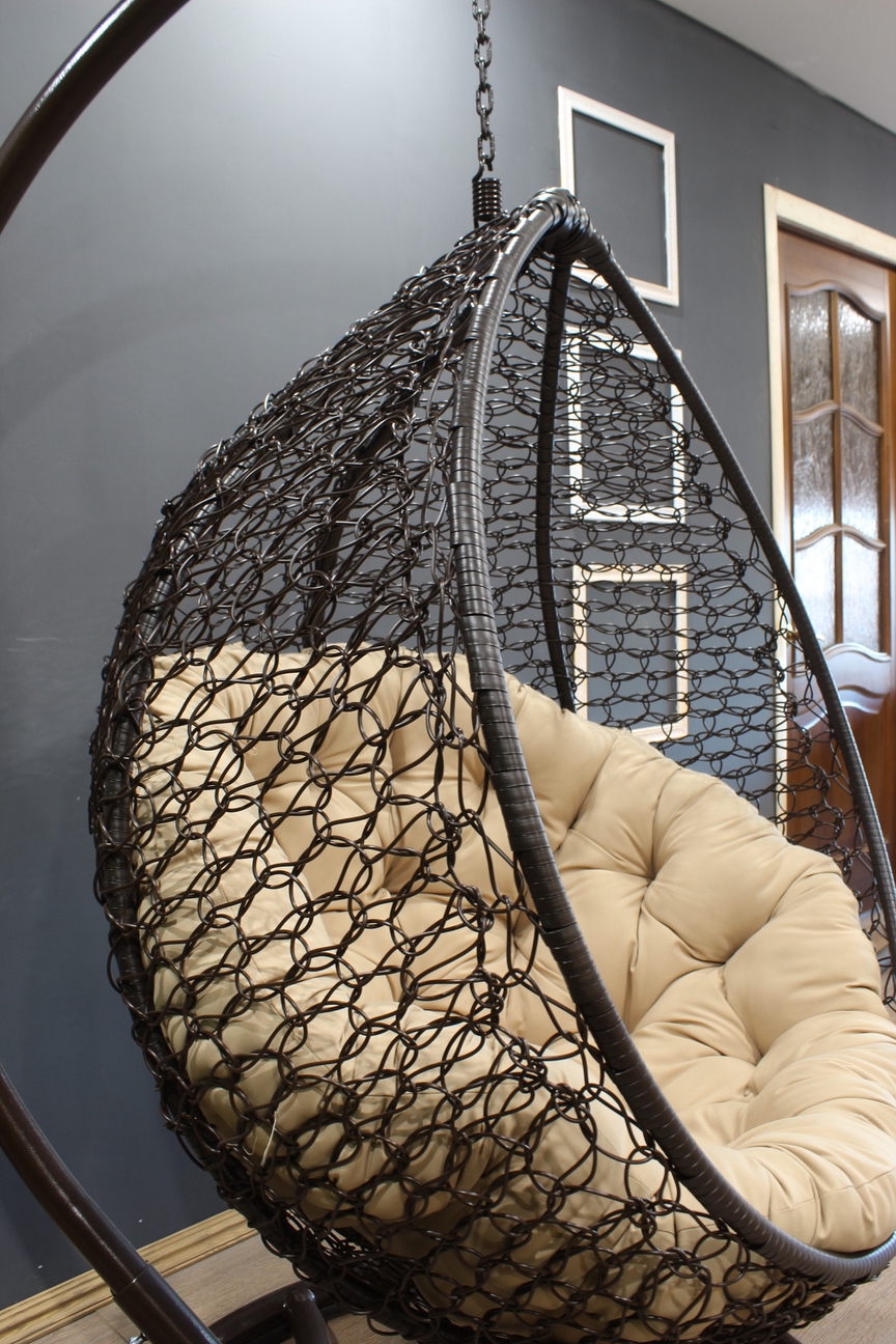Подвесное кресло Капля КОМФОРТ цвет черный с бежевой подушкой вид в профиль