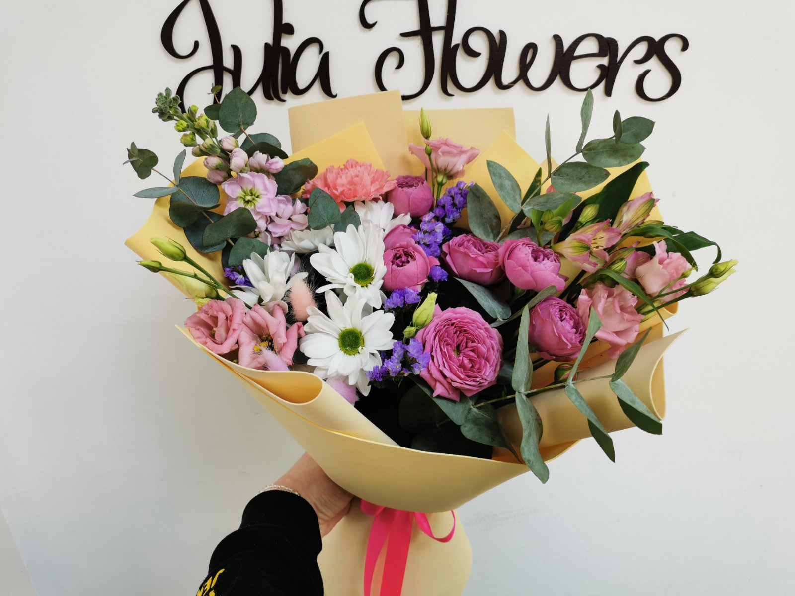 Букет цветов с мисти баблс и диантусом