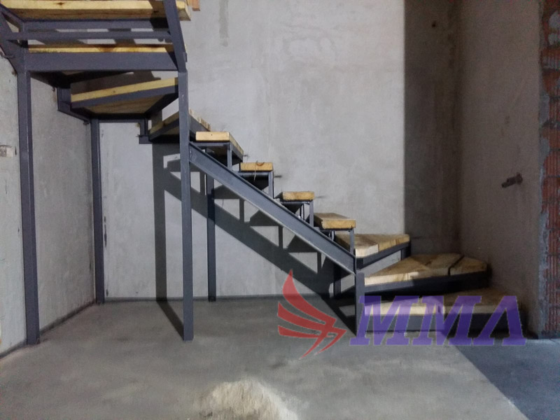 п-образный каркас лестницы, швеллер, уголок, поворот