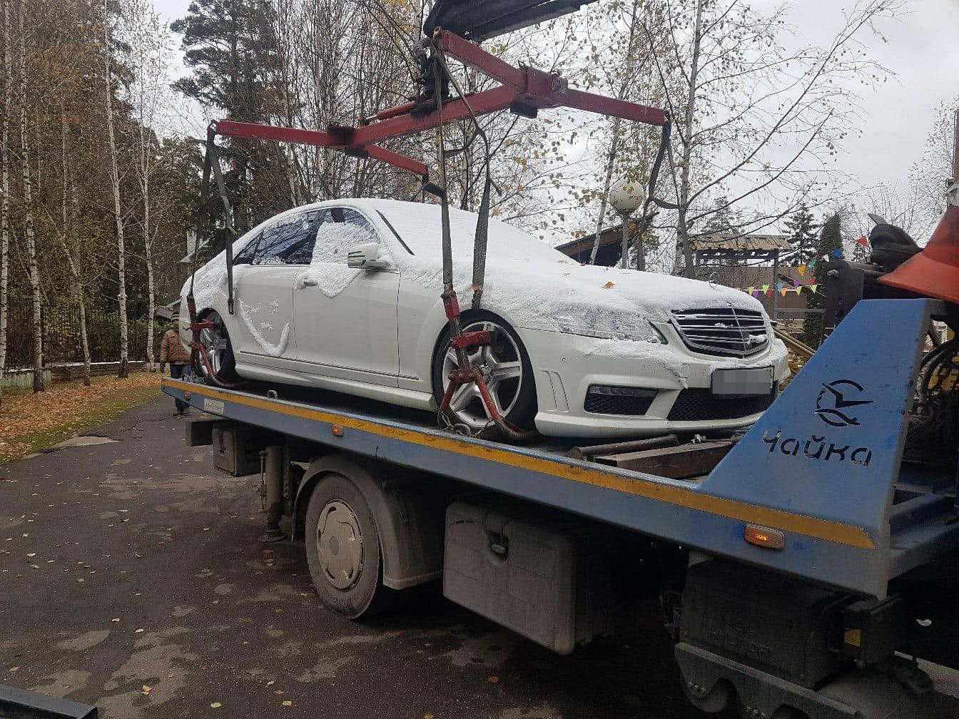 Вызов эвакуатора недорого. Эвакуатор Mercedes 408. Эвакуатор тонны. Эвакуатор на эвакуаторе с машиной. Эвакуатор везет эвакуатор.