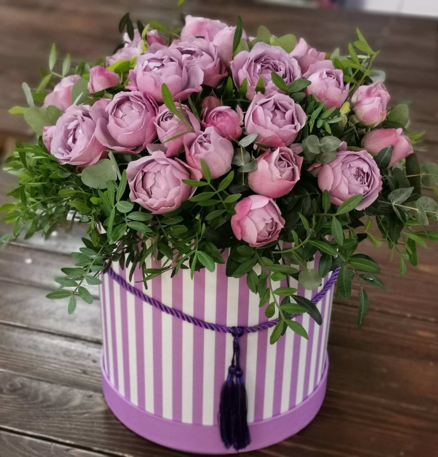 Пионовидные розы в шляпной коробке розовой
