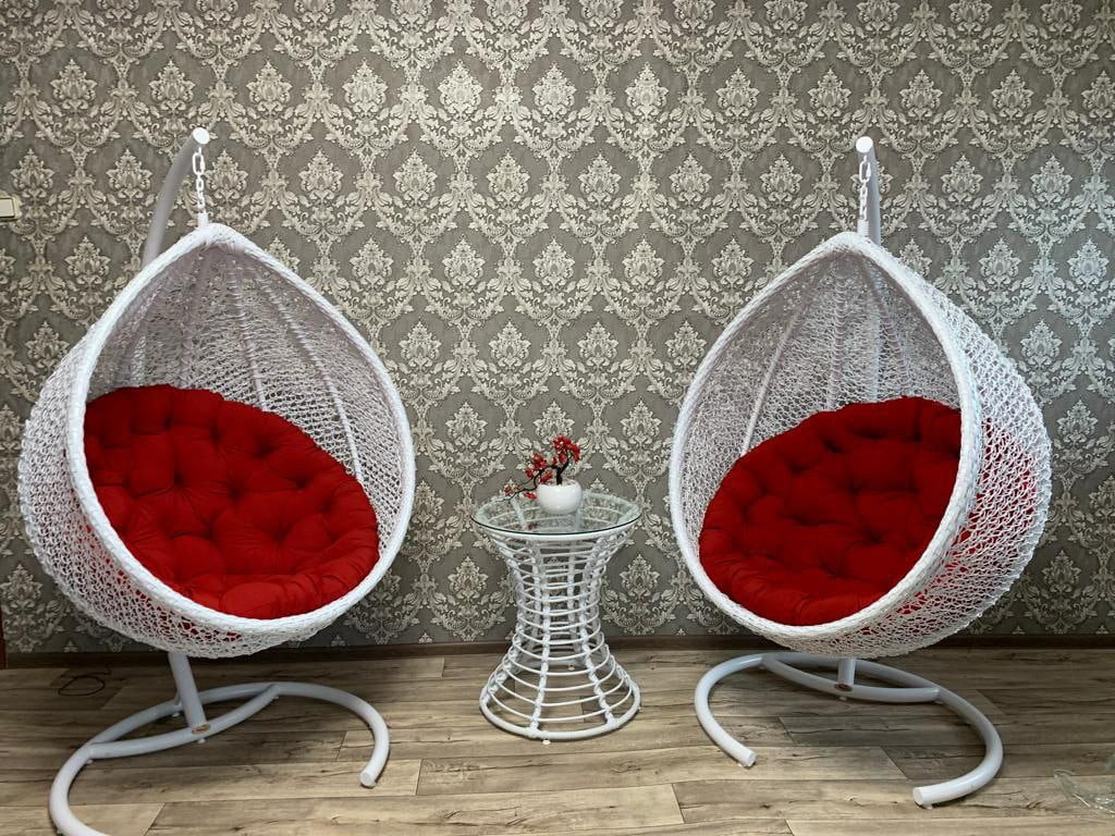 Подвесные кресла Капля ПРЕМИУМ 2 штуки цвет белый с красной подушкой и столиком