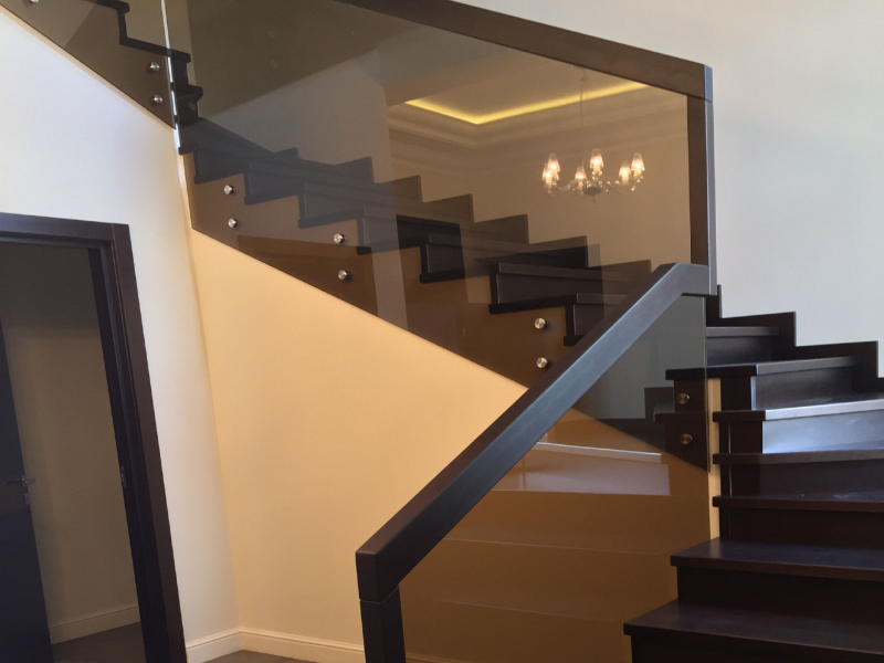 бронзовое стекло на лестнице