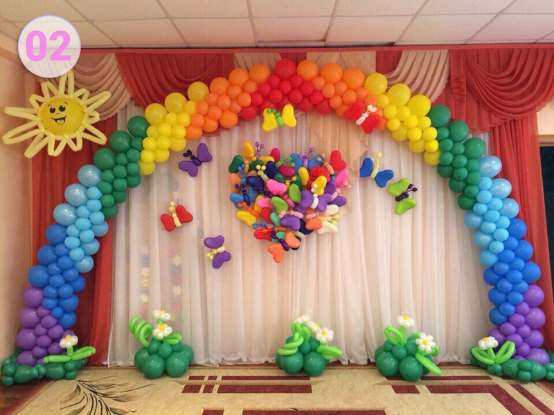 Оформление сцены шарами в детском саду