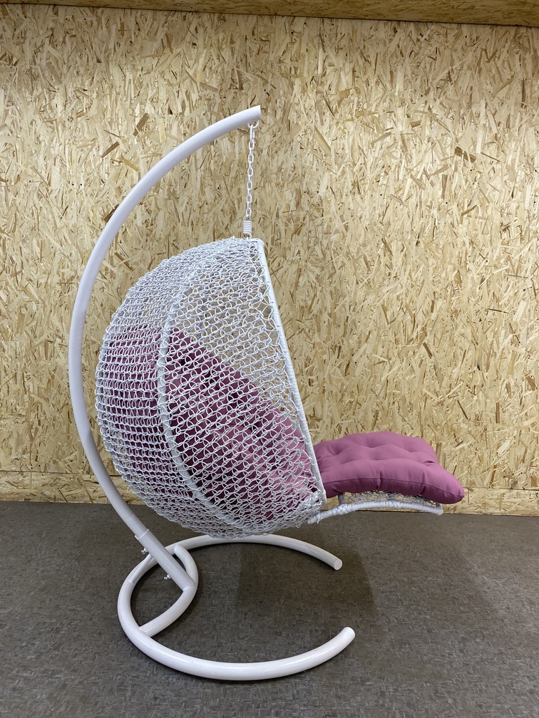 Подвесное кресло ШАР Реклайнер вид профиль белое с розовой подушкой 