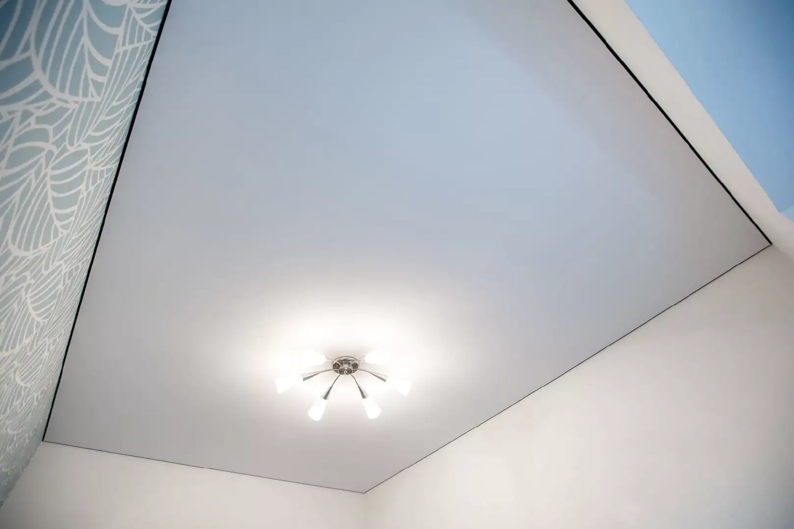 Теневой натяжной потолок в спальне фото Кострома