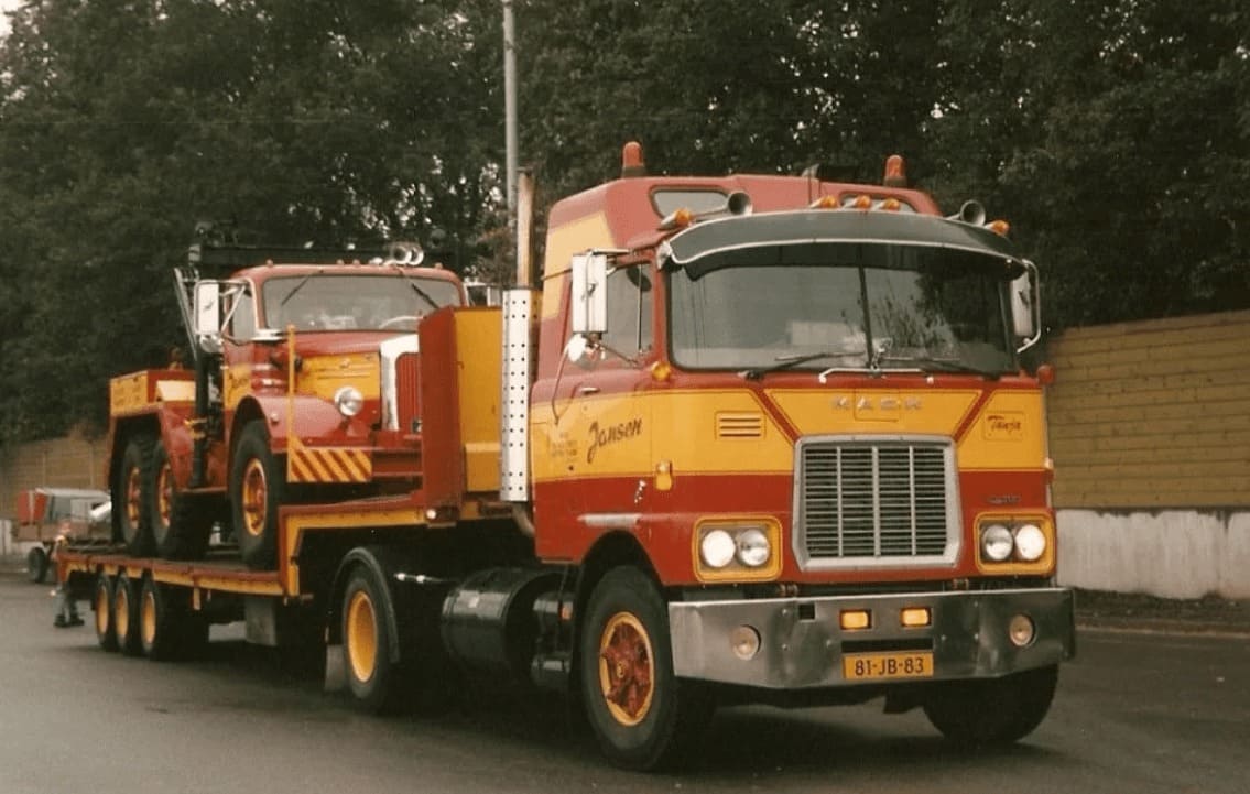 Эвакуатор MACK F700, тягач, трал