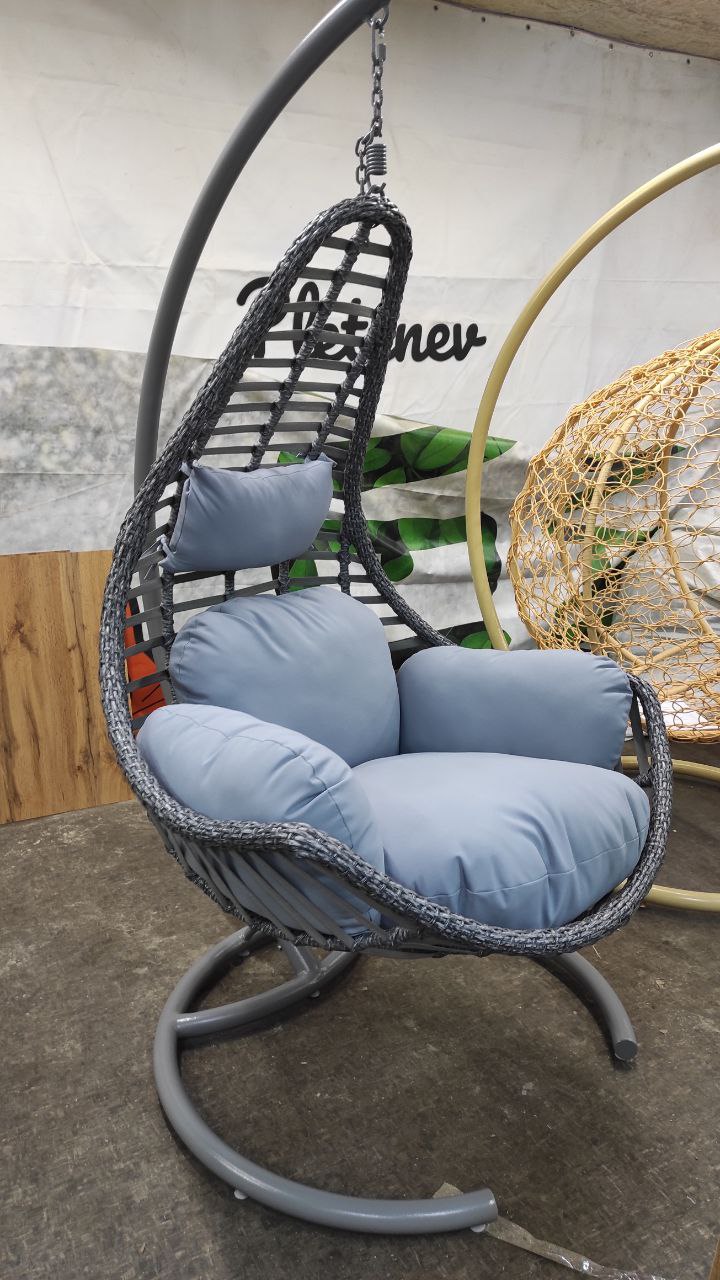 Серое подвесное кресло ЛАНСЕЛОТ вид в профиль с голубыми подушками
