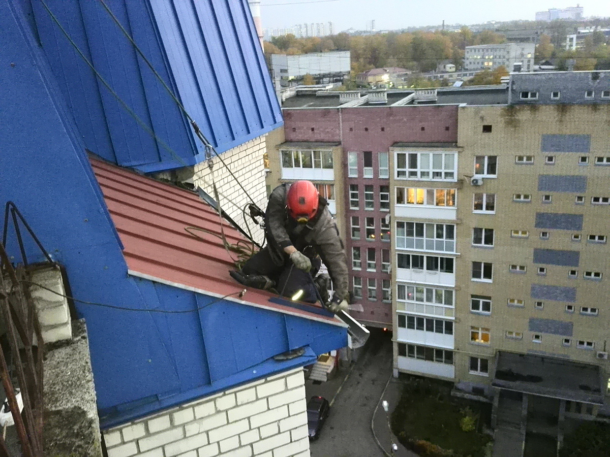 Крыша на балкон. Кровля на козырьке балкона. Монтаж крыши на балконе. Кровля балконов верхних этажей. Герметизация козырька балкона.