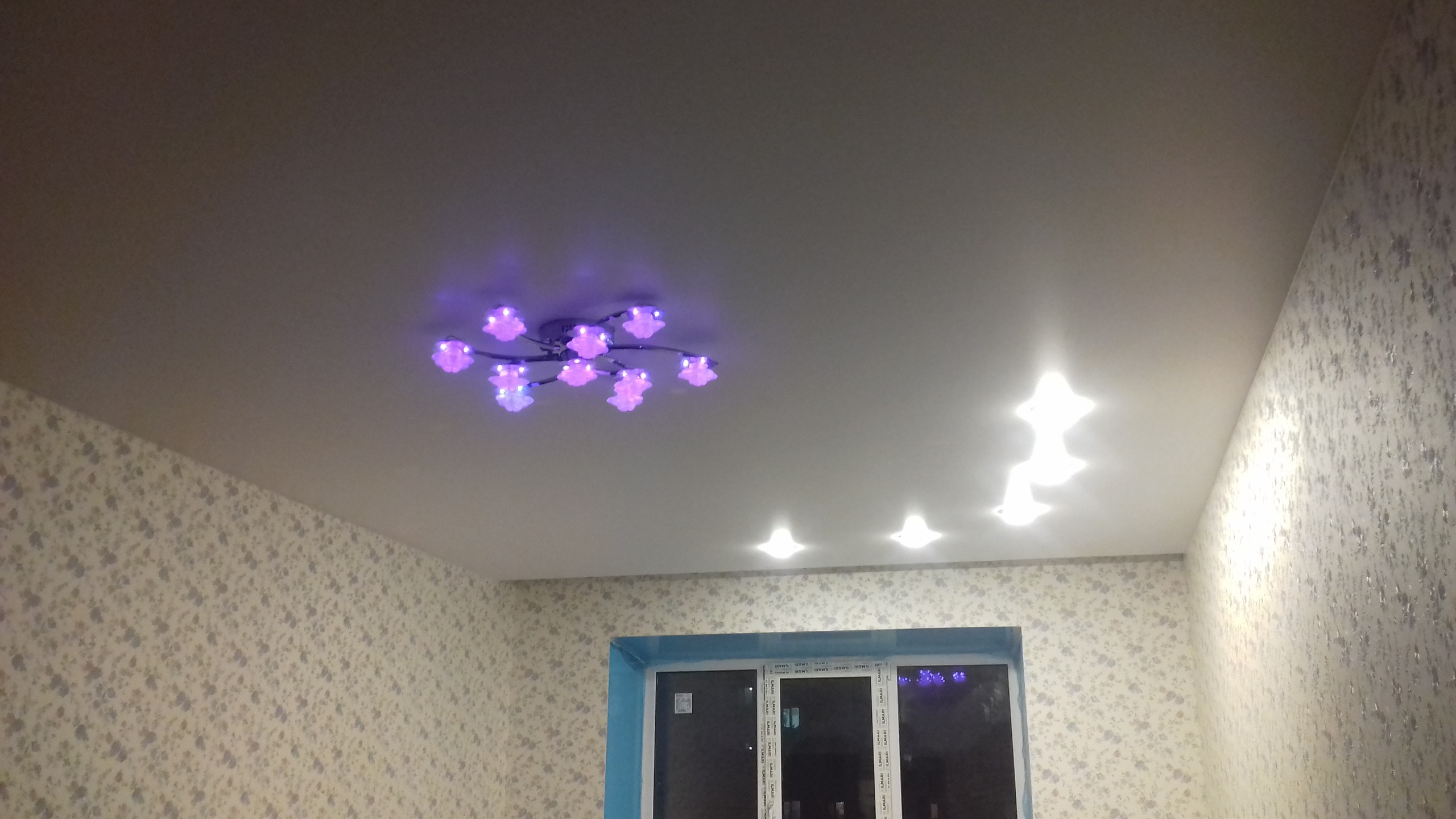 Матовый натяжной потолок в гостиной фото Кострома