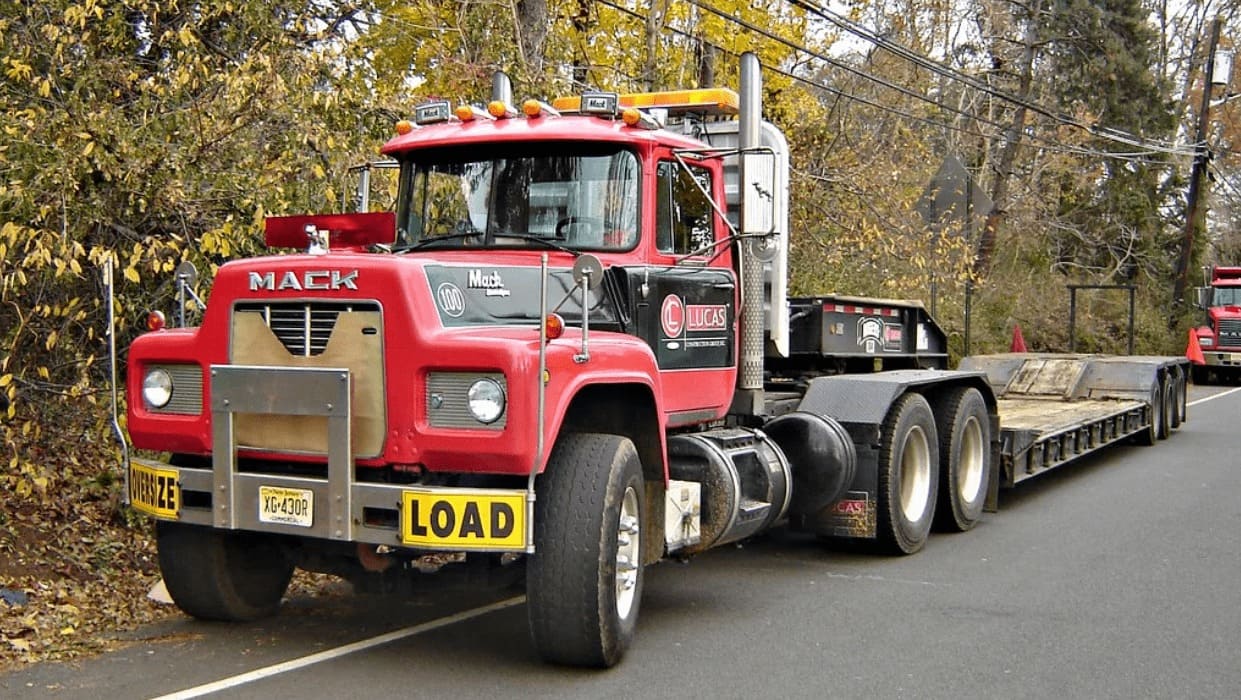 Эвакуатор MACK R700 Heavy Hauler, тягач