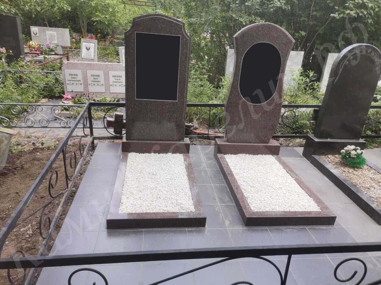Данный групповой комплекс памятников состоит из пары надгробий из Ладожского гранита разной формы, а поверхность отделана мраморной плиткой. Это вариант для супружеского захоронения.