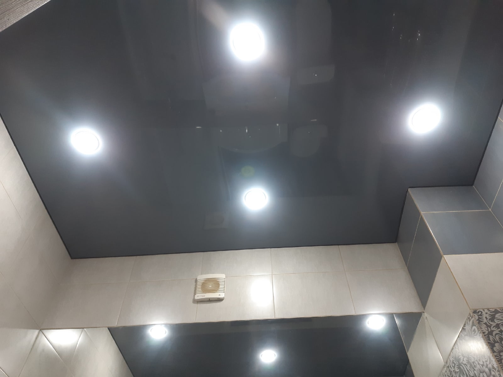 Серый глянцевый потолок в ванной фото Кострома