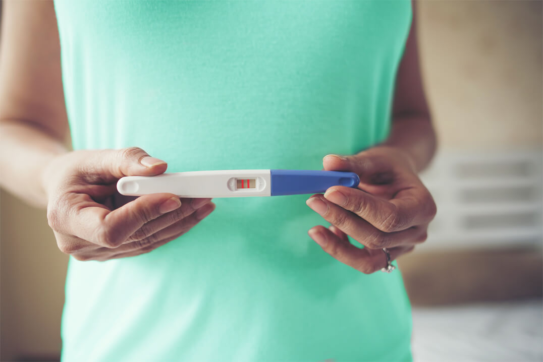 Тест на беременость в руках